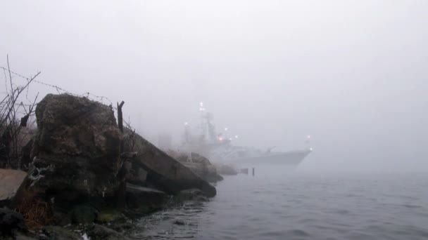 Nave de guerra sale de la niebla — Vídeo de stock