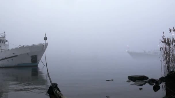 Nave de guerra sale de la niebla — Vídeos de Stock