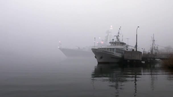 Navio de guerra sai do nevoeiro — Vídeo de Stock