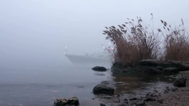 Oorlogsschip komt uit de mist — Stockvideo