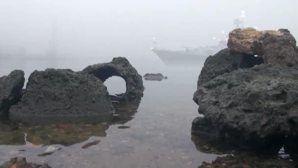 Военный корабль вылетает из тумана — стоковое видео