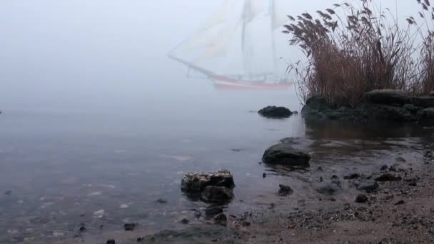 Jacht w pełnymi żaglami pojawia się z mgły — Wideo stockowe