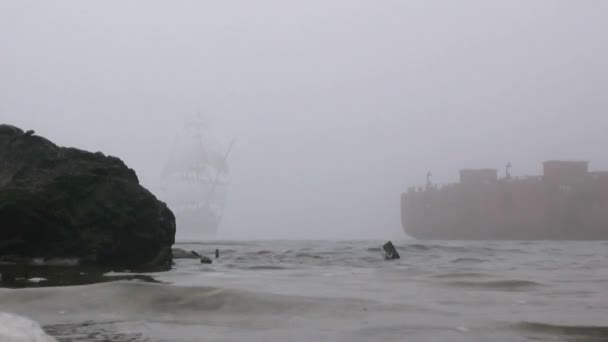 Barca a vela in piena vela esce dalla nebbia — Video Stock