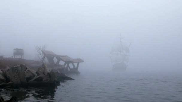 Velero en vela completa sale de la niebla — Vídeos de Stock