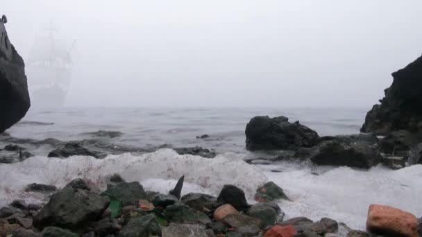 Zeilboot in volledige zeil komt uit mist — Stok video