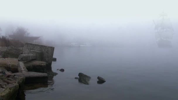 Velero en vela completa sale de la niebla — Vídeo de stock