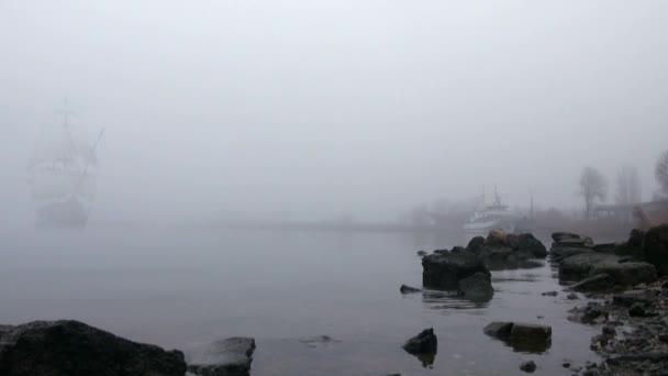 Velero en vela completa sale de la niebla — Vídeo de stock