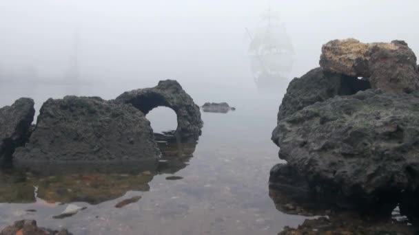 Velero en vela completa sale de la niebla — Vídeo de stock