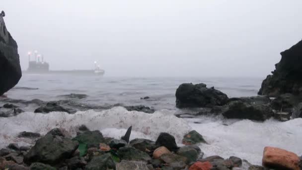Sous-marin navigue sur la côte dans la brume 