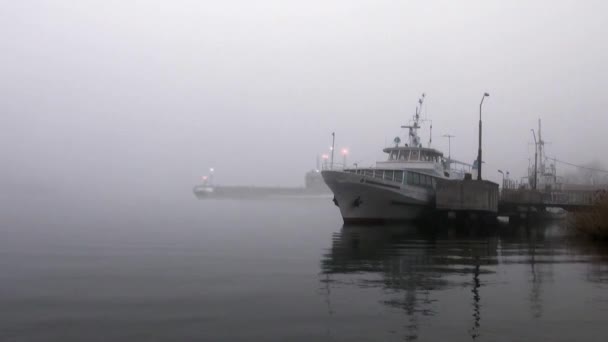 Подводная лодка плывет мимо берега в тумане — стоковое видео