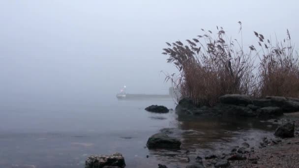 Submarino navega más allá de la costa en la niebla — Vídeos de Stock