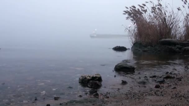 Submarino navega más allá de la costa en la niebla — Vídeo de stock