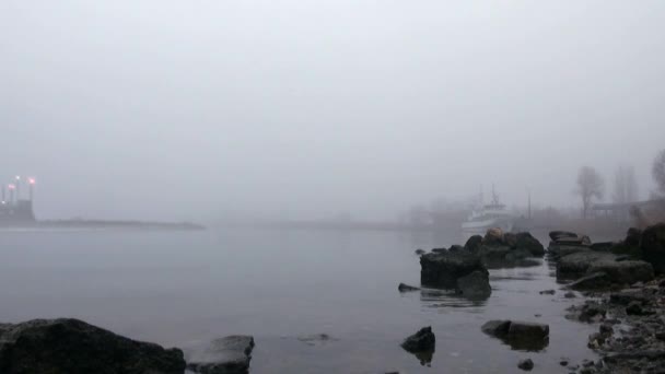 Submarino navega más allá de la costa en la niebla — Vídeos de Stock