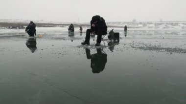 insanlar balıkçılar git rekabete buzda kışın otur.