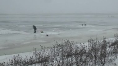insanlar balıkçılar git rekabete buzda kışın otur.