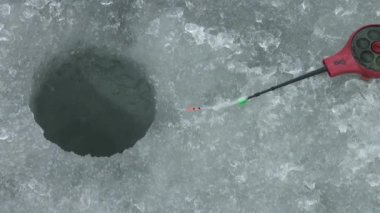 buz-delik kış nehir buz balıkçılık