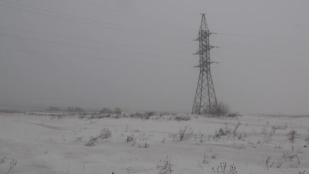 Campo eléctrico de poste de metal en la niebla de la carretera — Vídeo de stock