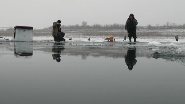 People fishermen go sit on the competition on the ice in winter — Stock Footage People fishermen go sit on the competition on the ice in winter Stock Video