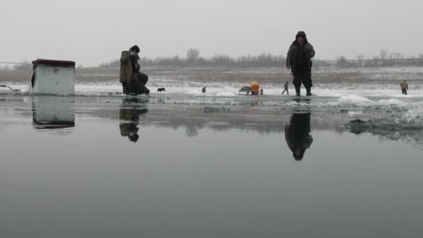 People fishermen go sit on the competition on the ice in winter — Stock Video