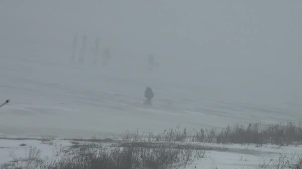人的渔民进入冬天在冰上坐上的竞争 — 图库视频影像