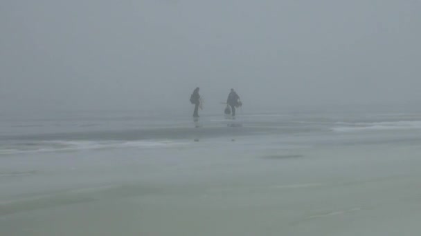 Rybáři lidí jít si sednout na konkurenci v zimě na ledě — Stock video