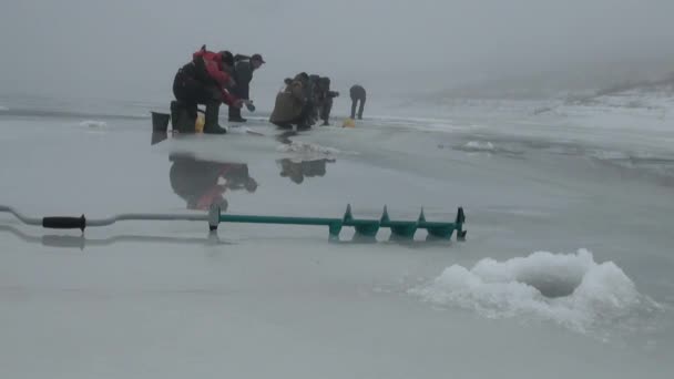 Ice otvor pro rybaření na ledu řece v zimě — Stock video