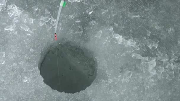 Agujero de hielo para la pesca en el hielo del río en invierno — Vídeos de Stock