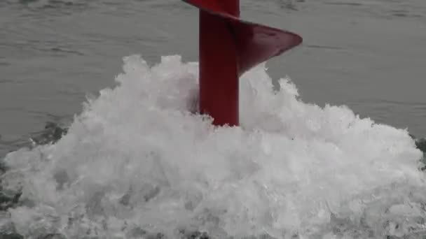 Punch buraco broca no inverno de pesca no gelo — Vídeo de Stock