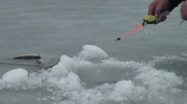 Buzdaki delik yakınlarında kışın nehrinde balık oltası