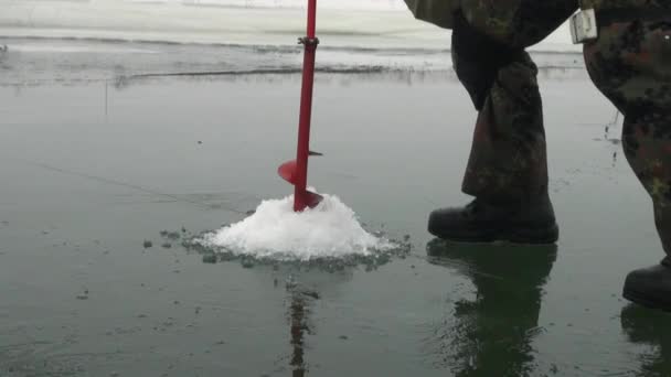 Foro foro perforatore in inverno pesca sul ghiaccio — Video Stock