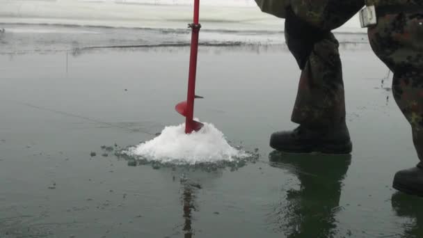 Lochbohrmaschine im Eisfischen-Winter — Stockvideo