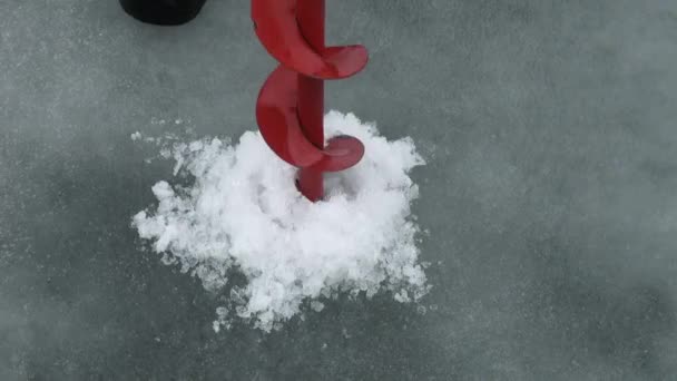 Perforadora perforadora en invierno de pesca en hielo — Vídeos de Stock