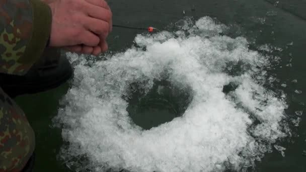 Rybářský prut na řece v zimě na ledě poblíž otvoru — Stock video