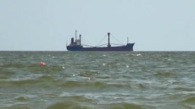 Kargo gemisi denizde yüzen