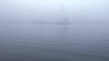 quay nehir gemisinde kırmızı yükleme işlemi devam ederken sabah autummn