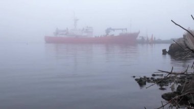 quay nehir gemisinde kırmızı yükleme işlemi devam ederken sabah autummn