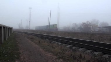 tren rayları üzerinde sis sonbahar çalışır.