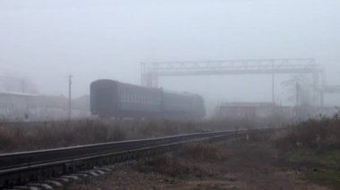 tren rayları üzerinde sis sonbahar çalışır.