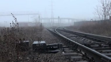 tren rayları üzerinde sis sonbahar çalışır.