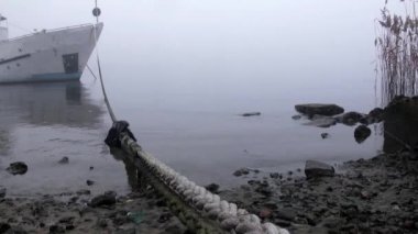 Sisin içinde yatak nehir sonbaharda yolcu gemileri altındadır