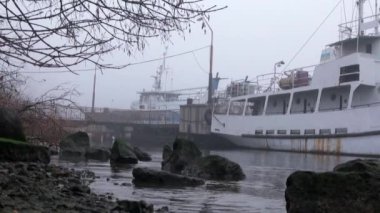 Sisin içinde yatak nehir sonbaharda yolcu gemileri altındadır