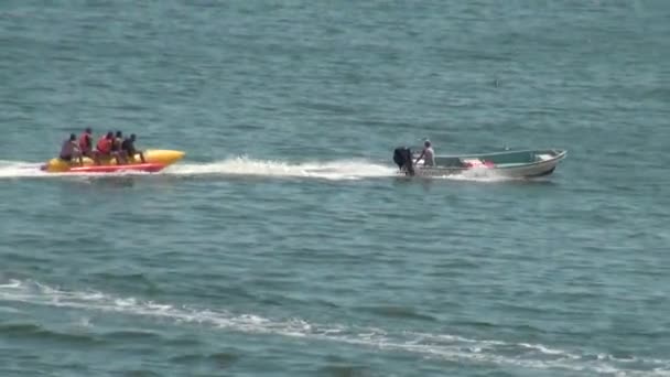 Bateau tirant une banane d'eau avec les gens — Video