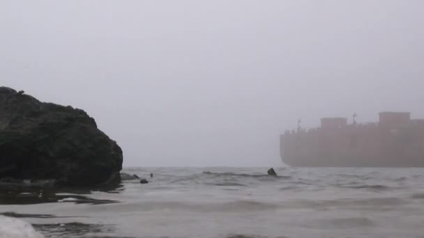 Porto da barcaça no navio de nevoeiro do rio Água do outono — Vídeo de Stock