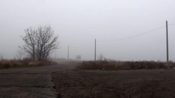 Piros berakodás hajó quay-folyó a közepéből reggel autummn — Stock videók