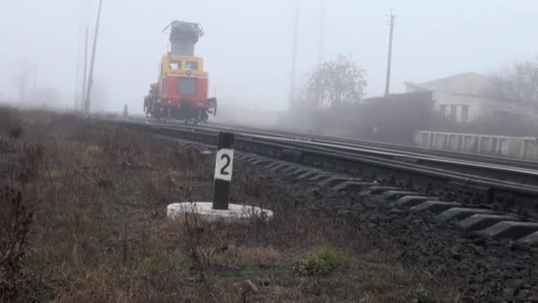 Train runs on rails in fog autumn — Stock Video