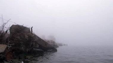 sis Nehri teknelerin mesafe sonbahar taşlar ile