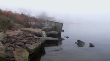sis Nehri teknelerin mesafe sonbahar taşlar ile