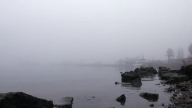 sis Nehri teknelerin mesafe sonbahar taşlar ile