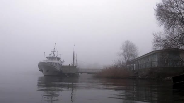 Személyszállító hajók horgonyzó ködben az őszi folyó — Stock videók