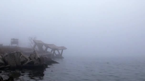 Dimma på floden med båtar i avstånd hösten stenar — Stockvideo